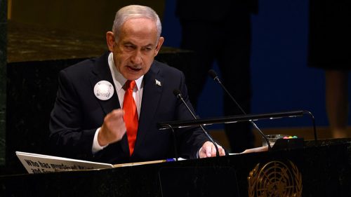 Izrael kritizoval Netanjahuovu podobizeň zavesenú na žeriave v Turecku (VIDEO)