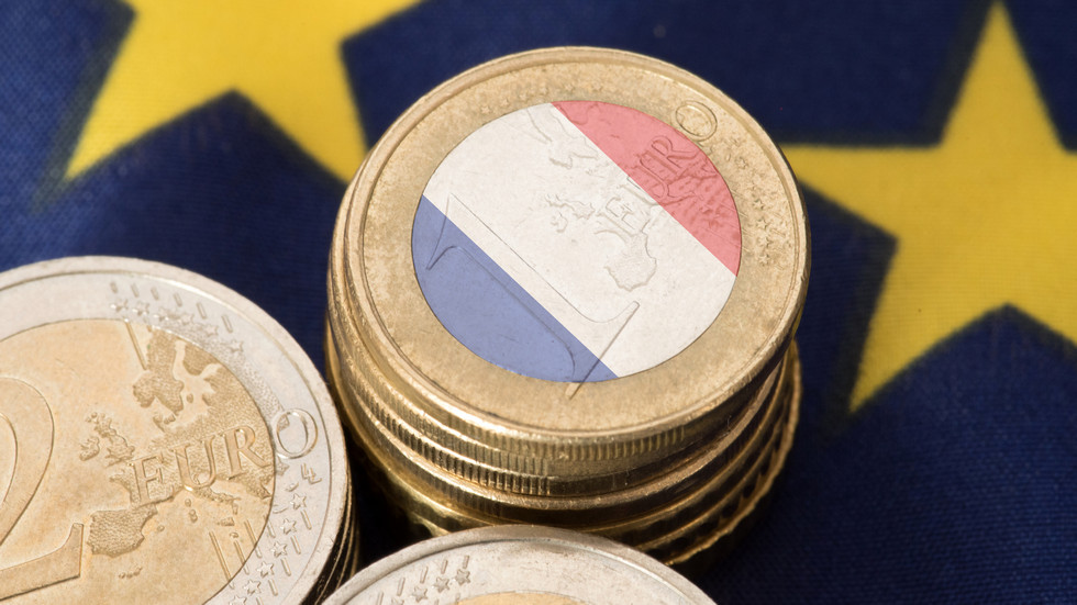 Šéf francúzskej centrálnej banky varuje pred ekonomickým „udusením“