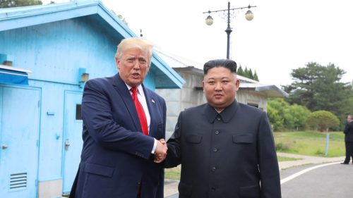 Trump hovorí, že by „rád videl“ Kim Čong-una
