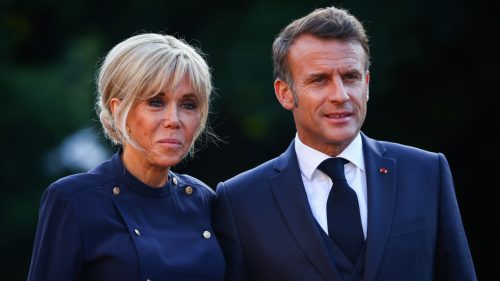 Macron sa pokúsi dokázať na americkom súde, že jeho manželka je žena – BBC