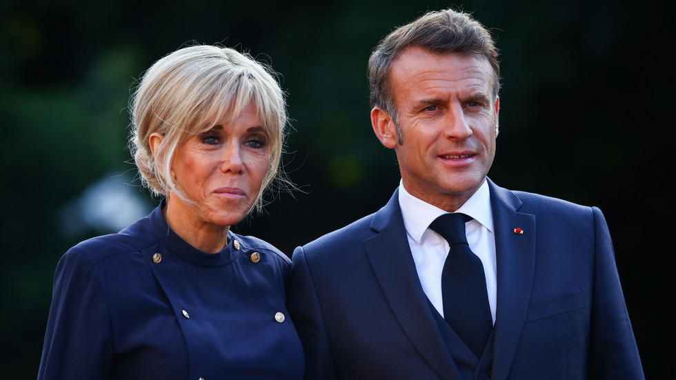 Macron sa pokúsi dokázať na americkom súde, že jeho manželka je žena – BBC