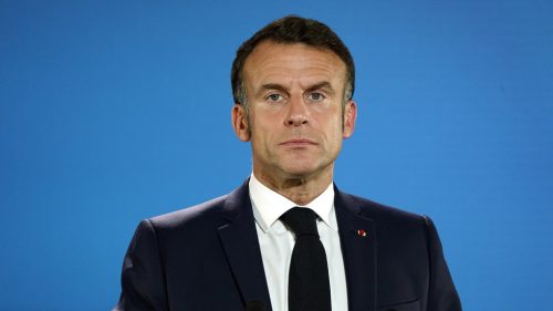 Macronova popularita klesla na rekordne nízke hodnoty, tvrdí prieskum