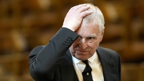 Kráľ Karol III. vyhostil brata Andrewa z kráľovskej rezidencie.