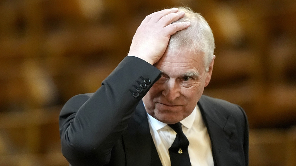 Kráľ Karol III. vyhostil brata Andrewa z kráľovskej rezidencie.