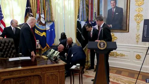 Riaditeľovi farmaceutickej spoločnosti bola poskytnutá počas tlačového brífingu v Oválnej pracovni Bieleho domu zdravotná starostlivosť