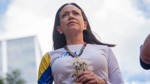 Nositeľka Nobelovej ceny za mier vyzýva na vojenský útok na vlastnú krajinu