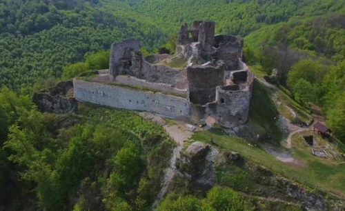 ROVNÉ: Zhromažďovacia plocha pred cintorínom a domom