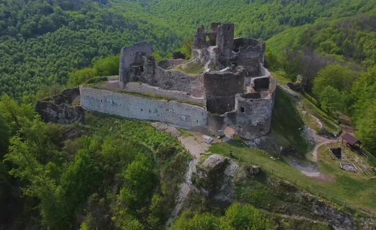 ROVNÉ: Zhromažďovacia plocha pred cintorínom a domom ROVNÉ: Zhromažďovacia plocha pred cintorínom a domom