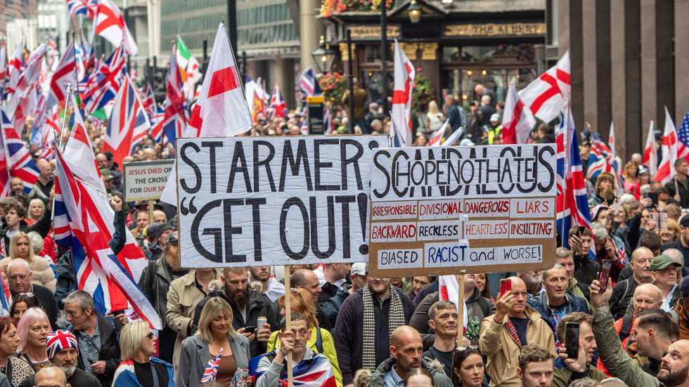 Britskí politici chcú, aby protesty proti nim boli trestným činom odňatia slobody.