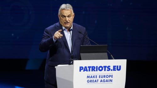 Bruselskí byrokrati pobehujú ako vydesené sliepky, povedal Orbán