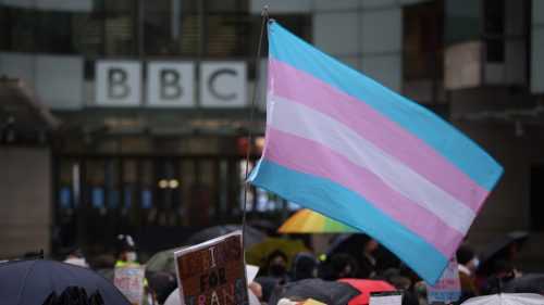 „Prebudený pro-trans“ rebelujúci zamestnanec BBC – médiá