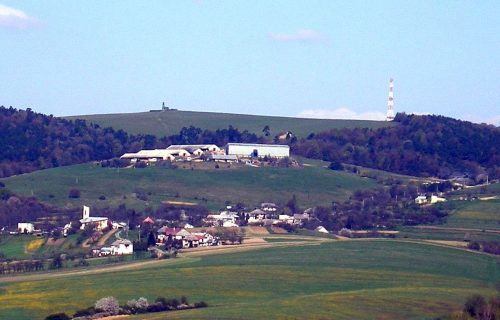 PROČ: Rekonštrukcia chodníka v obci