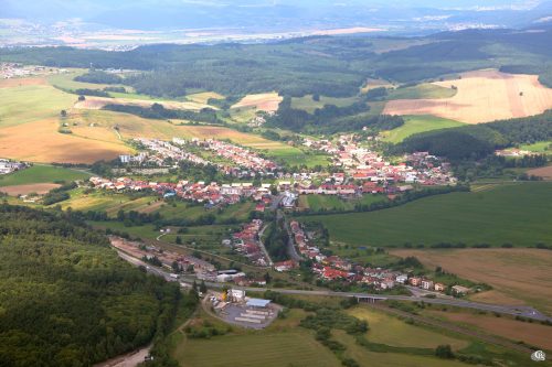 LIESKOVEC: V roku 1989 bol Lieskovec na základe ľudového hlasovania opäť vyhlásený za samostatnú obec (1.12.1990), na čele ktorej stojí volený starosta a obecné zastupiteľstvo.