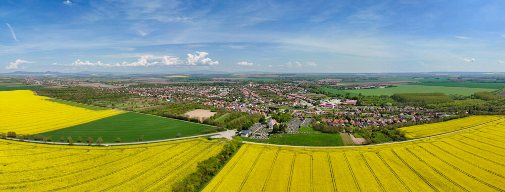 KOMJATICE: Rozžiarené hroby – tiché modlitby…