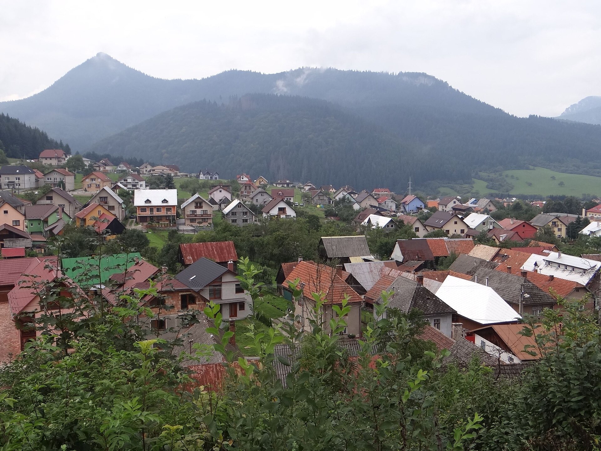 KOMJATNÁ: Prvá písomná zmienka o škole v Komjatnej je z roku 1697 kedy v nej po latinsky vyučoval učiteľ Michal Kozay. KOMJATNÁ: Prvá písomná zmienka o škole v Komjatnej je z roku 1697 kedy v nej po latinsky vyučoval učiteľ Michal Kozay.