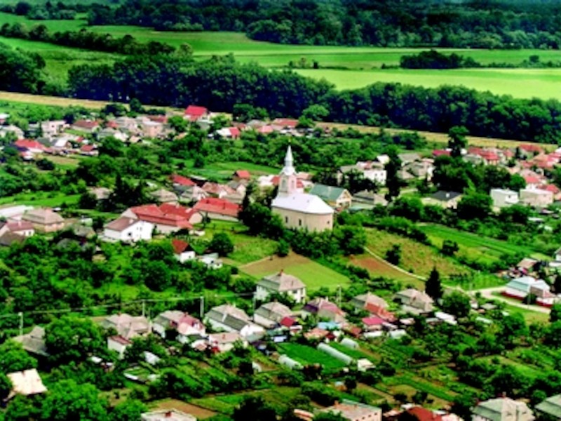 MALÉ TRAKANY: Susedné obce sú Veľké Trakany,