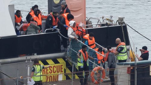 Spojené kráľovstvo by mohlo zabaviť cennosti žiadateľov o azyl, tvrdí minister