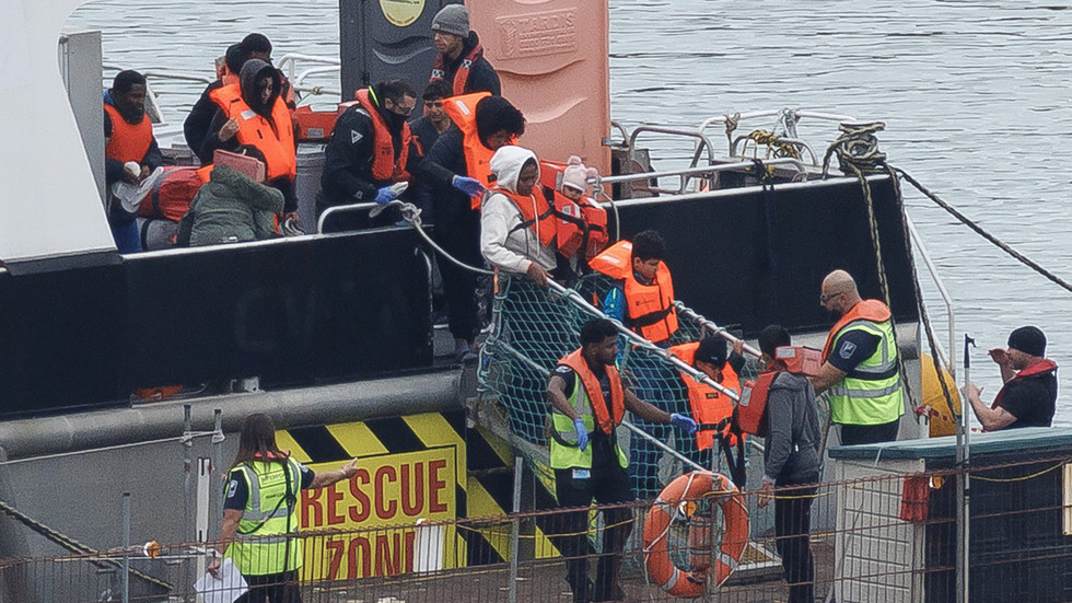 Spojené kráľovstvo by mohlo zabaviť cennosti žiadateľov o azyl, tvrdí minister Spojené kráľovstvo by mohlo zabaviť cennosti žiadateľov o azyl, tvrdí minister