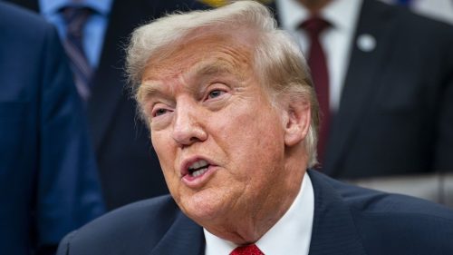 Trump opäť zmenil názor na Epsteinove spisy