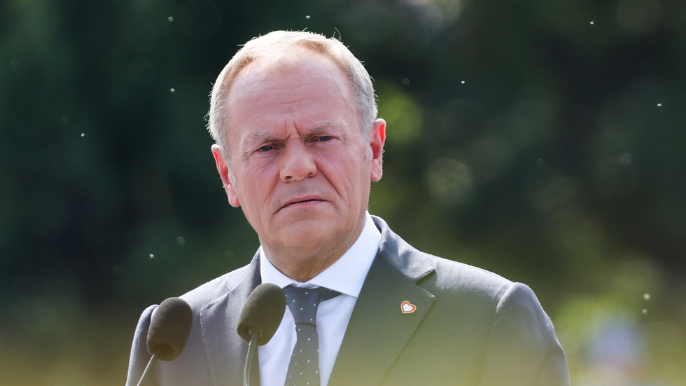 Ukrajinci vyhodili do vzduchu poľskú železničnú trať, povedal Tusk