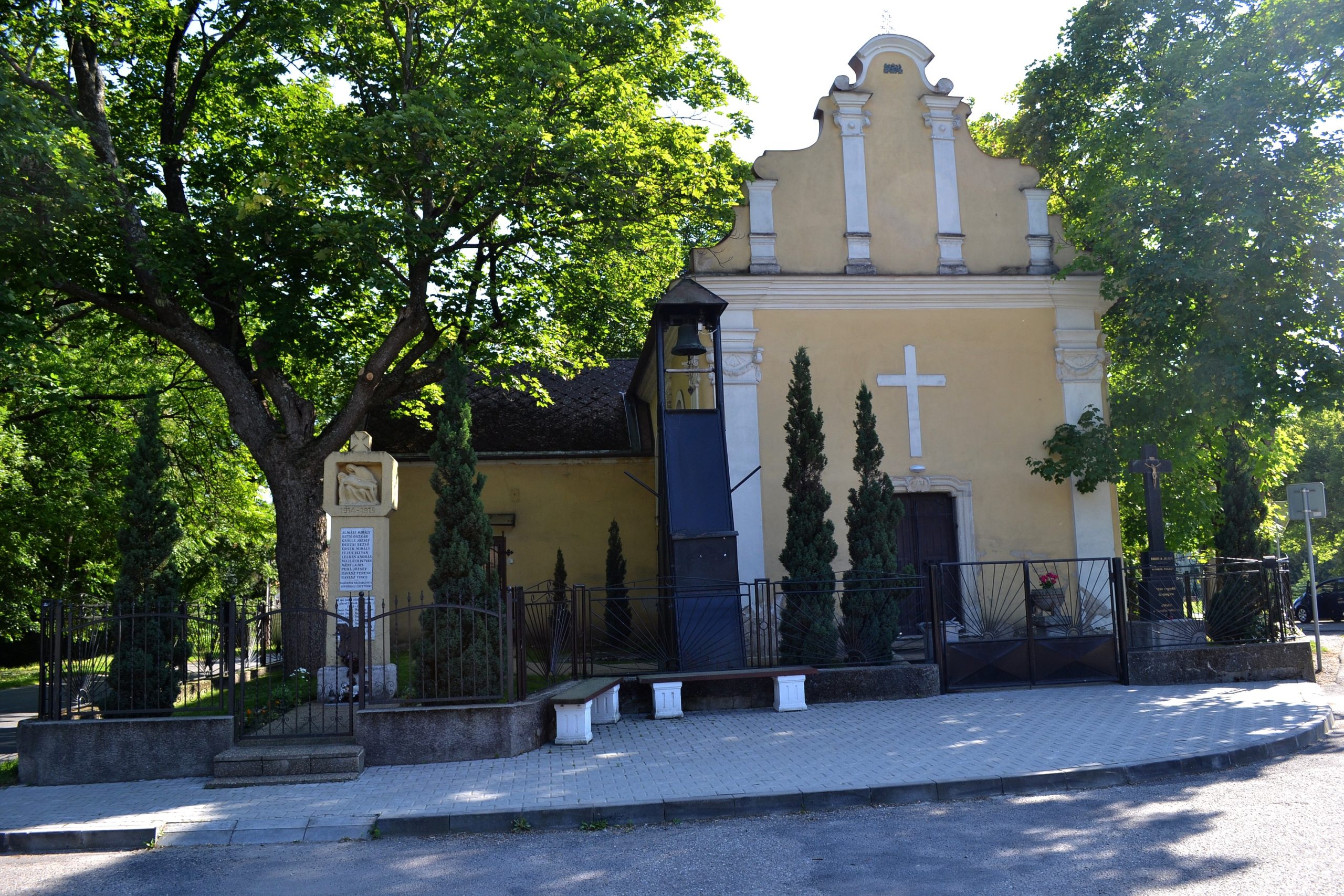 BLATNÁ NA OSTROVE: Blatná je malá maďarská obec na hornom Žitnom ostrove: ráta 35 domov, katolíckych obyvateľov, má vlastnú poštu, telegraf, jej železničnou stanicou sú Veľké Lehnice. BLATNÁ NA OSTROVE: Blatná je malá maďarská obec na hornom Žitnom ostrove: ráta 35 domov, katolíckych obyvateľov, má vlastnú poštu, telegraf, jej železničnou stanicou sú Veľké Lehnice.