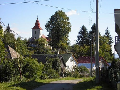 STRIHOVCE: Strihovce sú obec na Slovensku v okrese okrese Snina. Je to posledná obec na východnom úpätí pohoria Vihorlat. Je východiskom na turistické túry po Vihorlate.