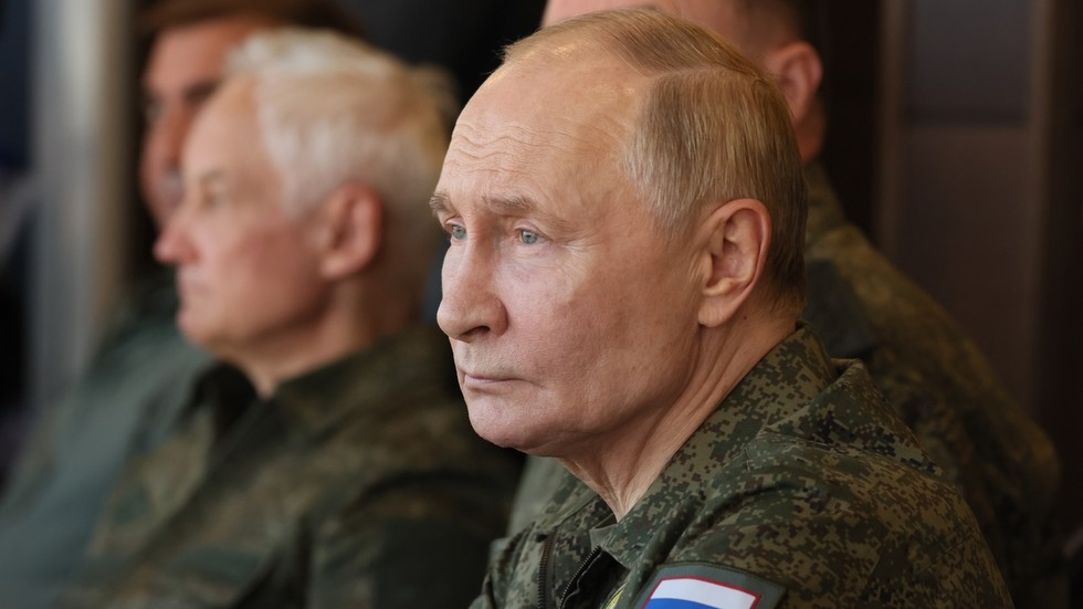 Ukrajinu vedie „zločinecký gang so zlatými nočníkmi“, tvrdí Putin Ukrajinu vedie „zločinecký gang so zlatými nočníkmi“, tvrdí Putin