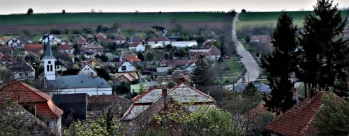 DULOVCE: Obec Dulovce zo severu susedí s obcou Bajč, z východnej strany s obcou Pribeta, z juhu s obcou Svätý Peter a zo západu s mestom Hurbanovo.