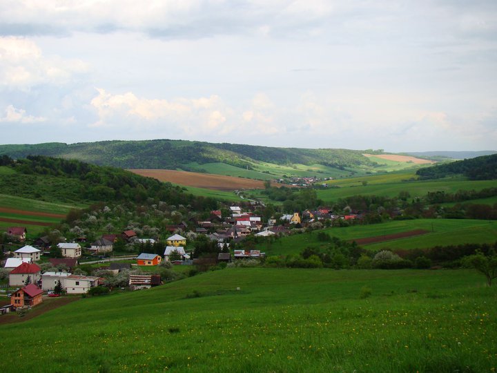 LOPÚCHOV: V rokoch 1992 1993 sa vybudoval nový most cez miestny potok s prístupovou cestou na miestny cintorín.