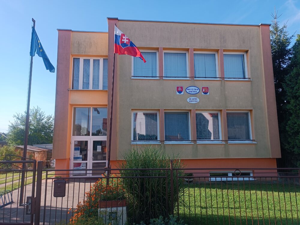 KMEŤOVO: Obec je pomenovaná podľa slovenského národovca, kňaza a vedca Andreja Kmeťa, ktorý žil v rokoch 1841 až 1908.