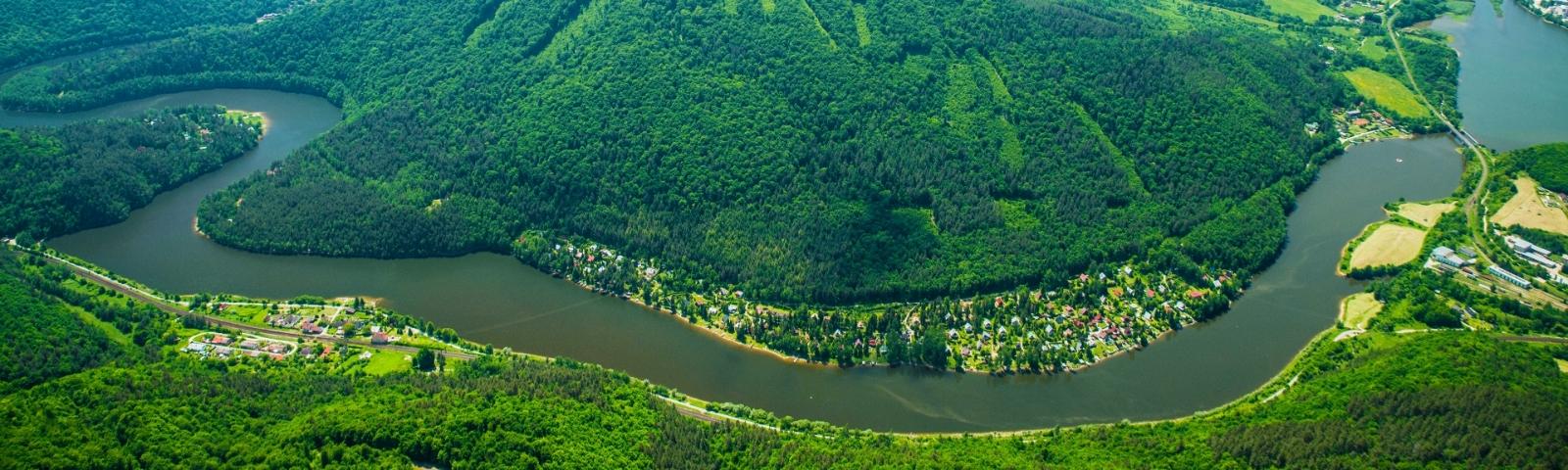 JAKLOVCE: Jaklovce sú obec v okrese Gelnica v Košickom kraji na východnom Slovensku. JAKLOVCE: Jaklovce sú obec v okrese Gelnica v Košickom kraji na východnom Slovensku.
