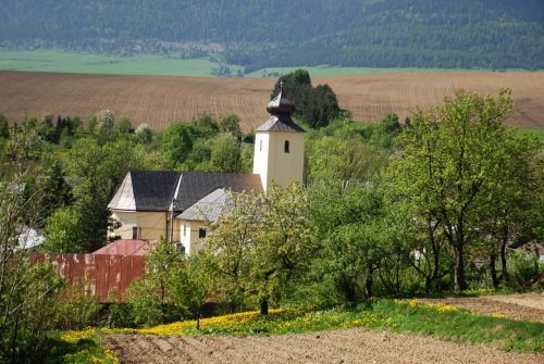 KRÁSNA LÚKA: Obec Krásna Lúka leží v doline Kučmanského potoka, na ceste z Torysy do Plavnice, pod východnými výbežkami Levočských vrchov,