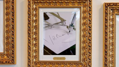 Trump sa snaží zrušiť výkonné nariadenia z čias Bidena podpísané automatickým perom.