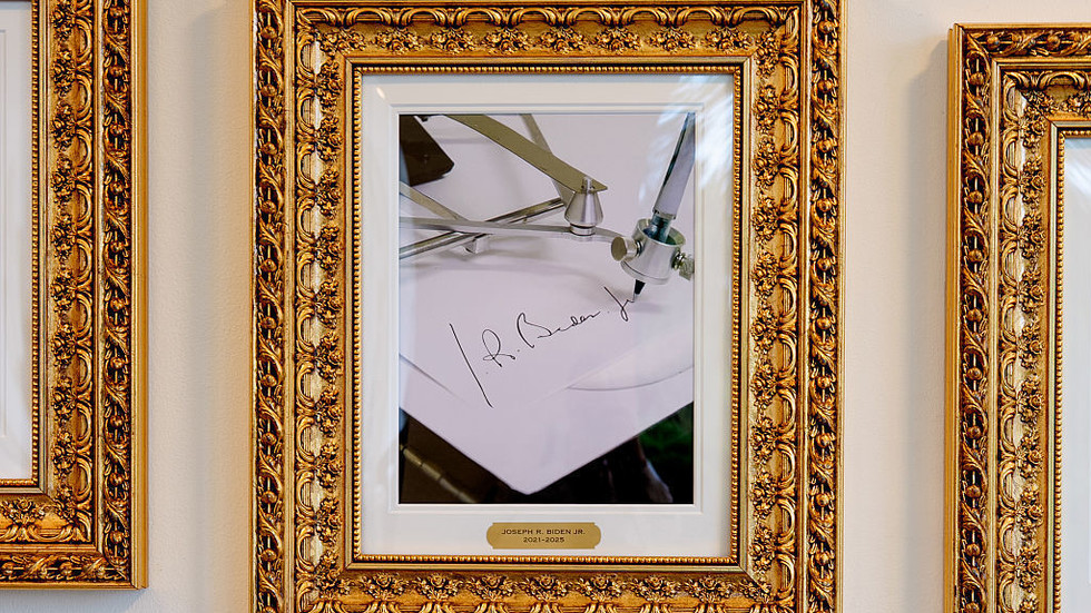 Trump sa snaží zrušiť výkonné nariadenia z čias Bidena podpísané automatickým perom.