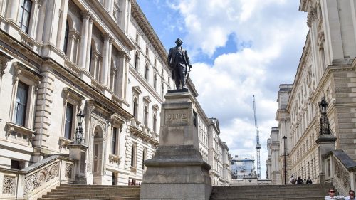 Finančne nútená Británia rozpredáva svoje ambasády – Politico