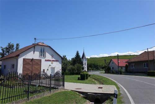 DUBINNÉ: Pamiatkou na tých, ktorí odišli do Ameriky je kríž na cintoríne, postavený z peňazí, ktoré poslali títo občania do rodnej obce.