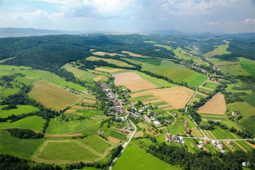 KOCHANOVCE: V juhozápadnej časti Nízkych Beskýd, v západnej časti doliny Tople leží dedina Kochanovce.