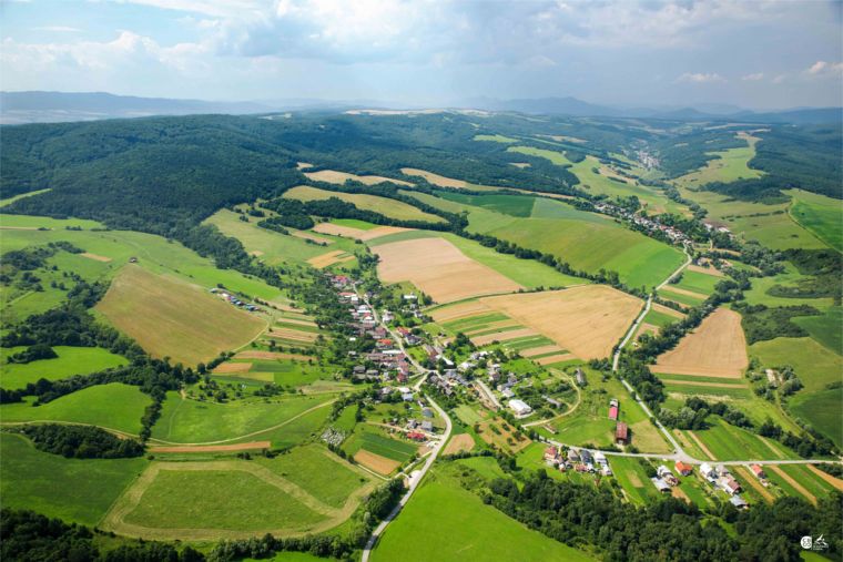 KOCHANOVCE: V juhozápadnej časti Nízkych Beskýd, v západnej časti doliny Tople leží dedina Kochanovce. KOCHANOVCE: V juhozápadnej časti Nízkych Beskýd, v západnej časti doliny Tople leží dedina Kochanovce.