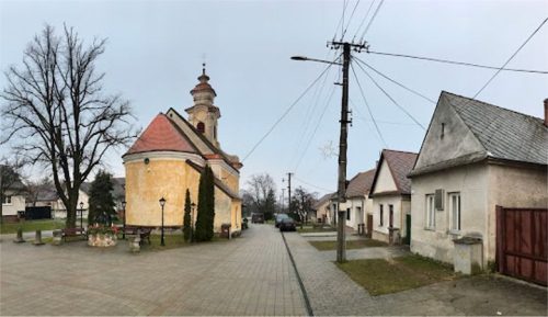 PLAVECKÝ MIKULÁŠ: Deravá skala a Tmavá skala sú dve takmer protiľahlé jaskyne. Obe sa nachádzajú v Mokrej doline, ktorou prechádza náučný chodník.