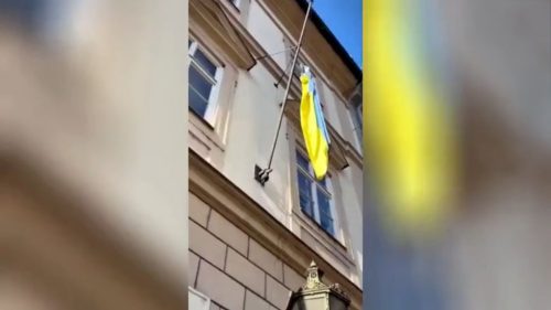 Z českého parlamentu sňali ukrajinskú vlajku (VIDEO)
