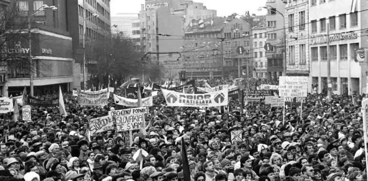 PRÍSPEVOK: Farebné revolúcie, Čierne komandá a duchovia Zamatovej revolúcie. PRÍSPEVOK: Farebné revolúcie, Čierne komandá a duchovia Zamatovej revolúcie.