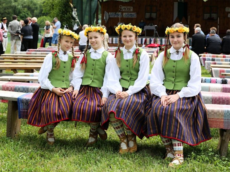 ROKYTOV: Rokytov leží v západnej časti Nízkych Beskýd, v doline Tople