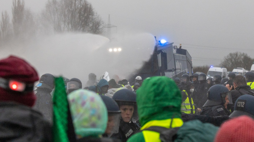 Na proteste proti novej pravicovej nemeckej mládežníckej skupine vypukol chaos (VIDEÁ)