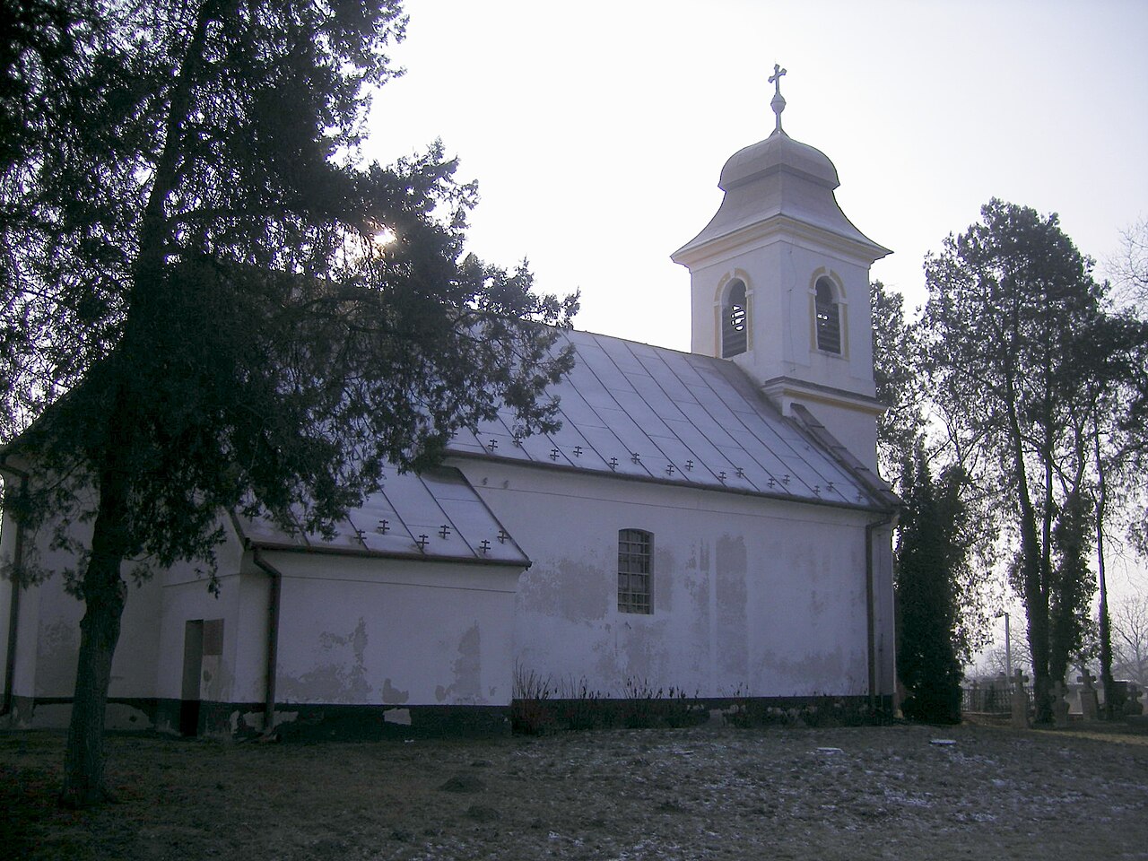 MOČA: V obci je 92% maďarskej národnosti, 6% slovenskej a 1,5 % rómskej, 0.5 % ostatné.