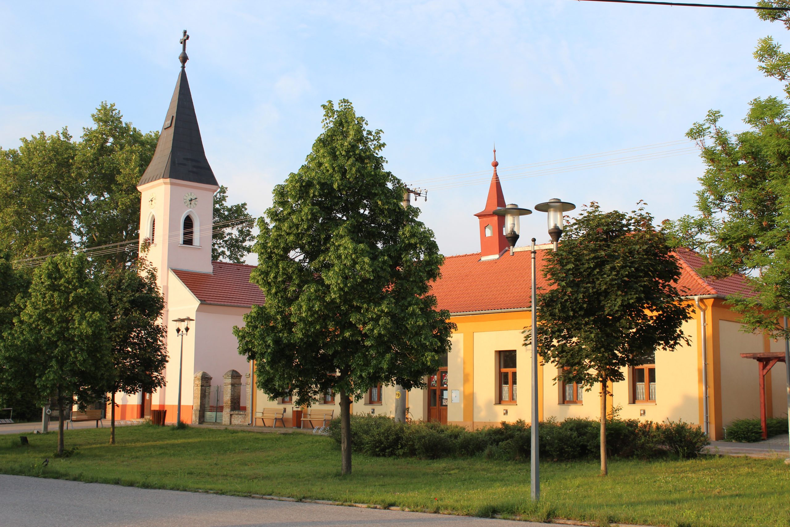 ANDOVCE: Obec sa nachádza na Podunajskej nížine.