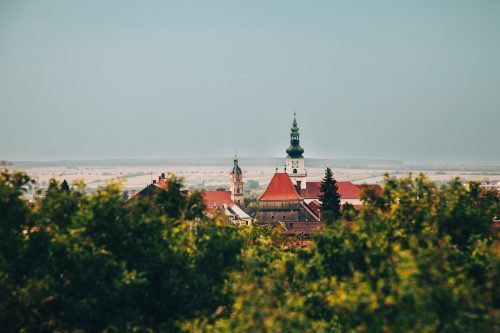 MODRA: Mesto sa nachádza na východnom úpätí Malých Karpát a okraji Podunajskej nížiny, v povodí Stoličného potoka.