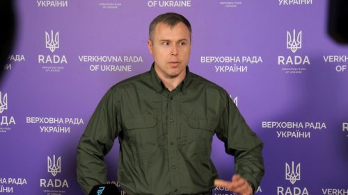 Kyjev by mal naťahovať mierové rokovania, tvrdí vysokopostavený ukrajinský poslanec