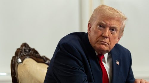 13 republikánov vzdoruje vedeniu republikánov, hlasuje s demokratmi za zrušenie Trumpovho nariadenia o federálnych odboroch