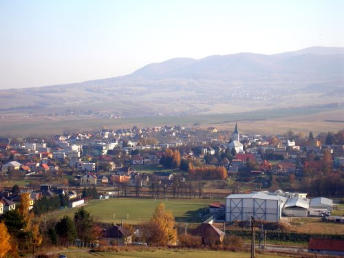 KAPUŠANY: Nad obcou sa vypína zrúcanina stredovekého hradu.