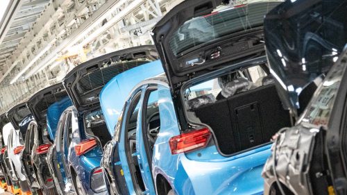 EÚ upustí od plánu postupného vyraďovania spaľovacích motorov, vyhlásil europoslanec